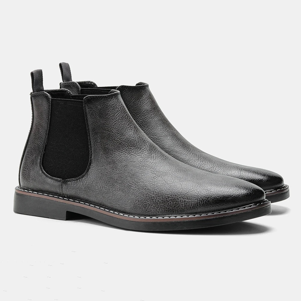 Robuuste zool van heren Chelsea boots Adrian voor extra grip. Comfortabele, stijlvolle laarzen voor herfstweer.