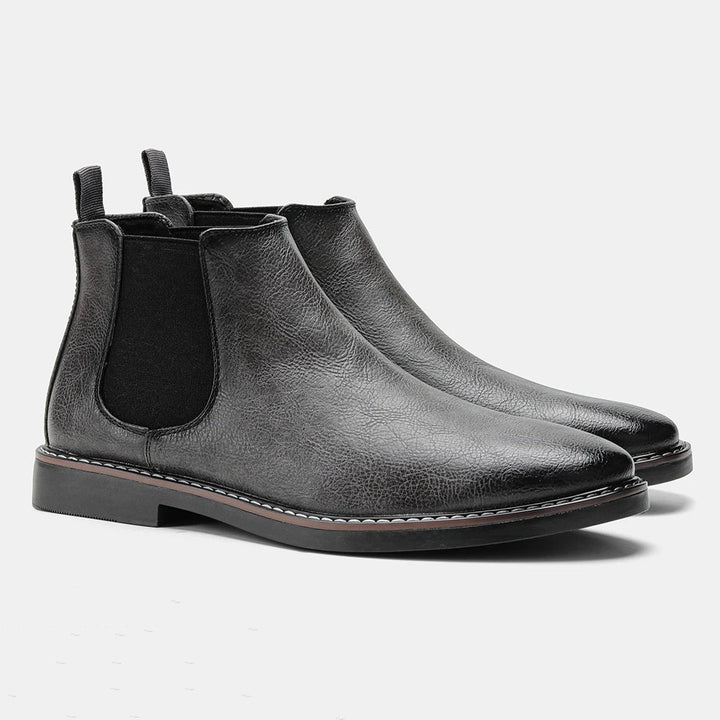 Robuuste zool van heren Chelsea boots Adrian voor extra grip. Comfortabele, stijlvolle laarzen voor herfstweer.