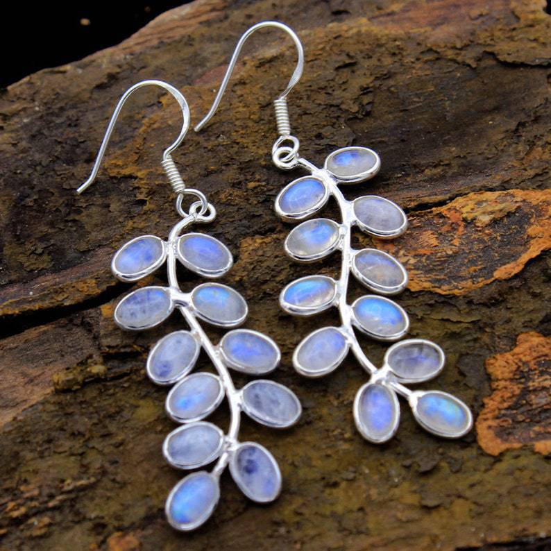 Close-up van Selina dames maansteen oorbellen. Prachtige zilveren sieraden, ideaal als elegant cadeau.