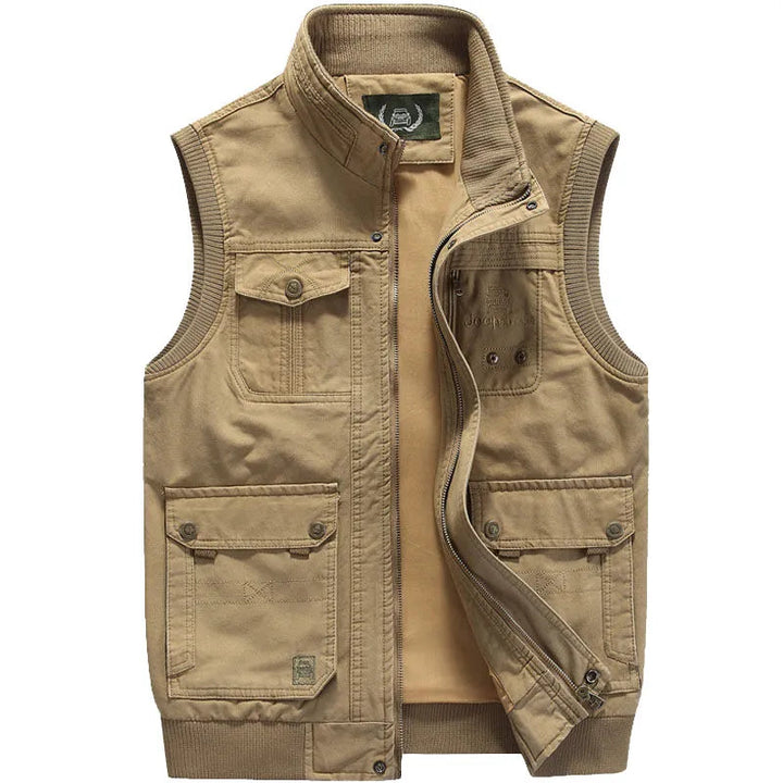 Stevig heren outdoor vest in vintage stijl, perfect voor herfstwandelingen. Voorzien van handige zakken.