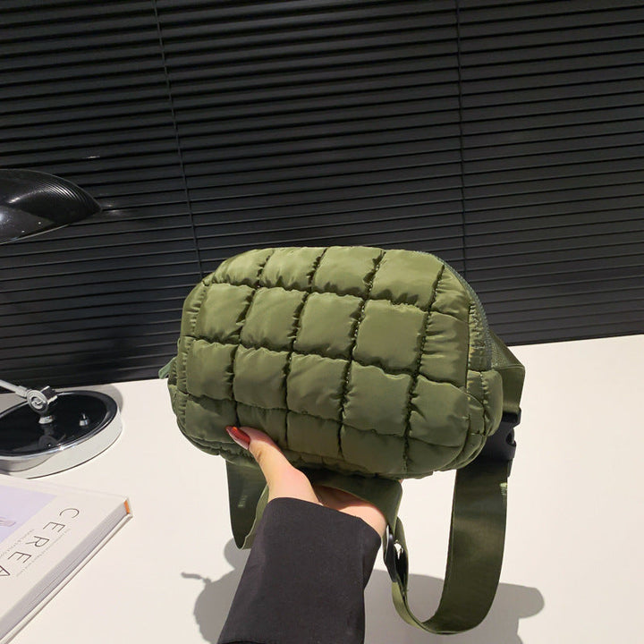 Verstelbare schouderband van de modieuze puffer crossbody tas, comfortabel voor elke vrouw.