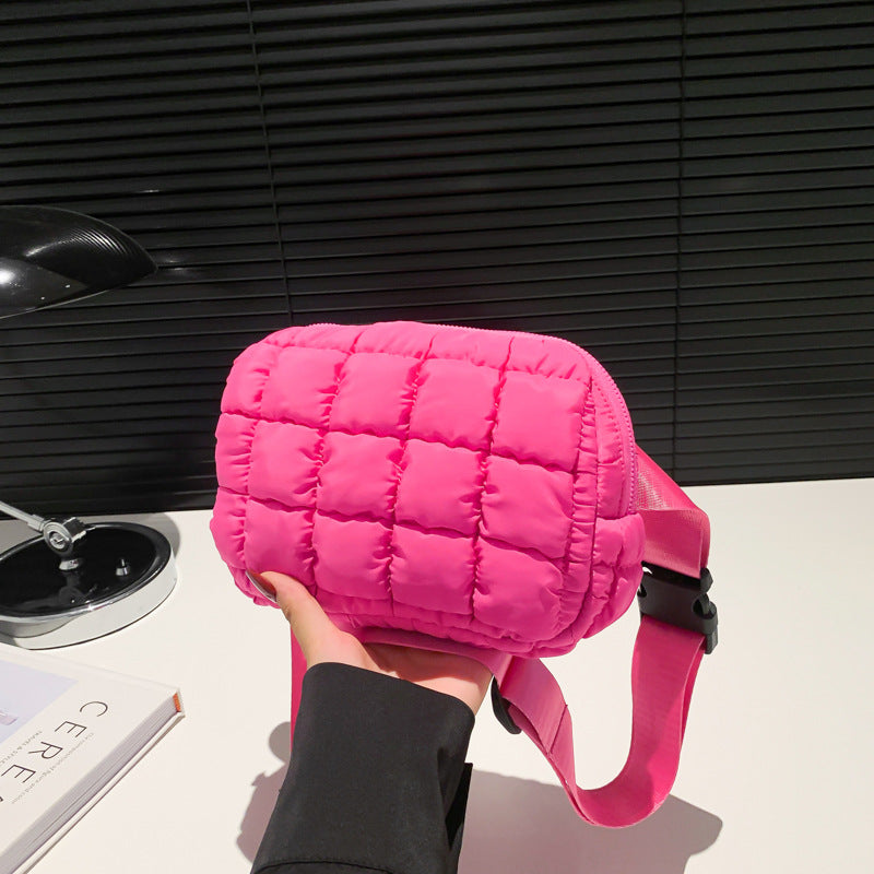 Modieus accessoire: de waterafstotende puffer crossbody tas, onmisbaar voor stijlvolle vrouwen.