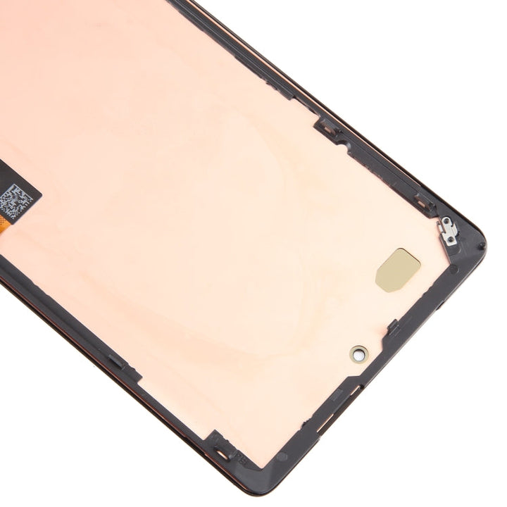 Close-up van Google Pixel 7 Pro OLED scherm, frame en reparatiegereedschap; alles voor een display vervanging.