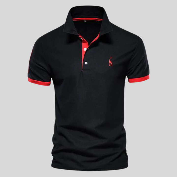 Model draagt een sportieve heren polo met korte mouwen, perfect aansluitend slim fit voor mannen.