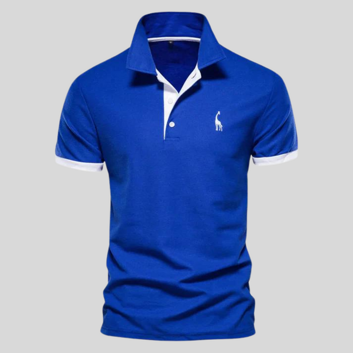 Close-up van de kraag en knoopjes van deze moderne heren slim fit polo met korte mouwen.
