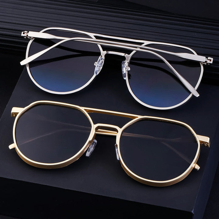 Gedetailleerd shot van trendy unisex zonnebril. Beschermend en stijlvol mode-accessoire, beschikbaar in goud, zilver, zwart.