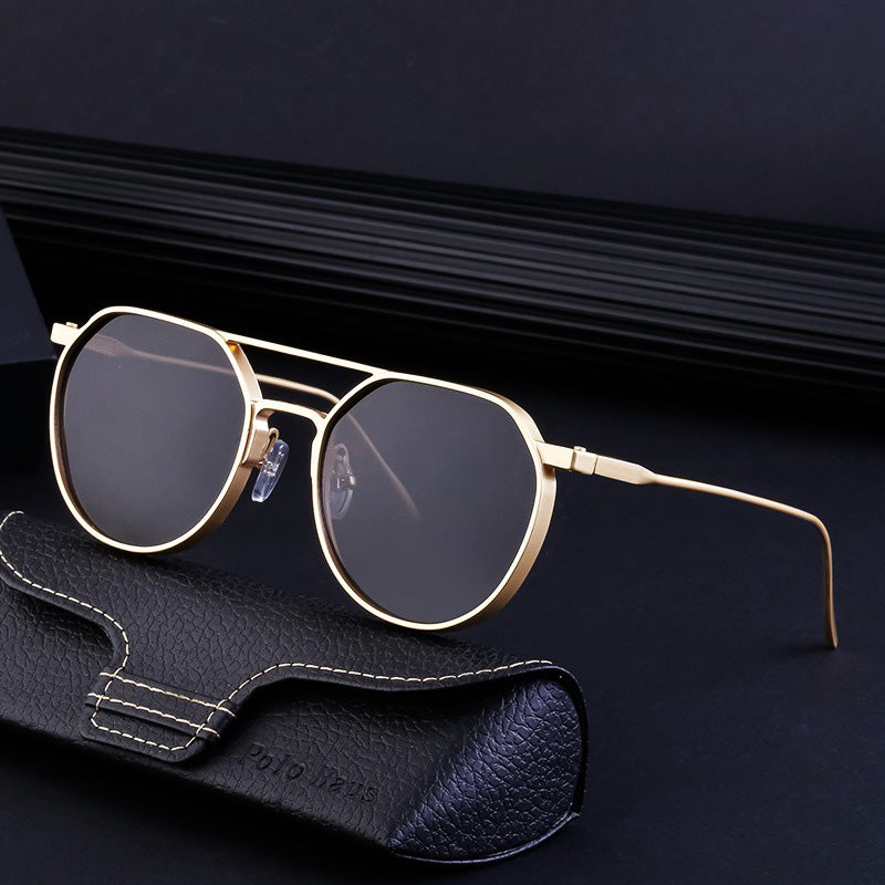 Trendy unisex zonnebril met UV-bescherming. Stijlvol accessoire voor elke look, verkrijgbaar in goud, zilver, zwart.