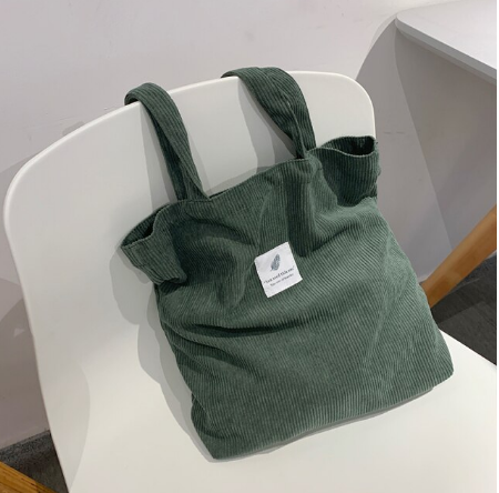 Modieuze corduroy schoudertas, comfortabel en ruim als draagtas voor dames.
