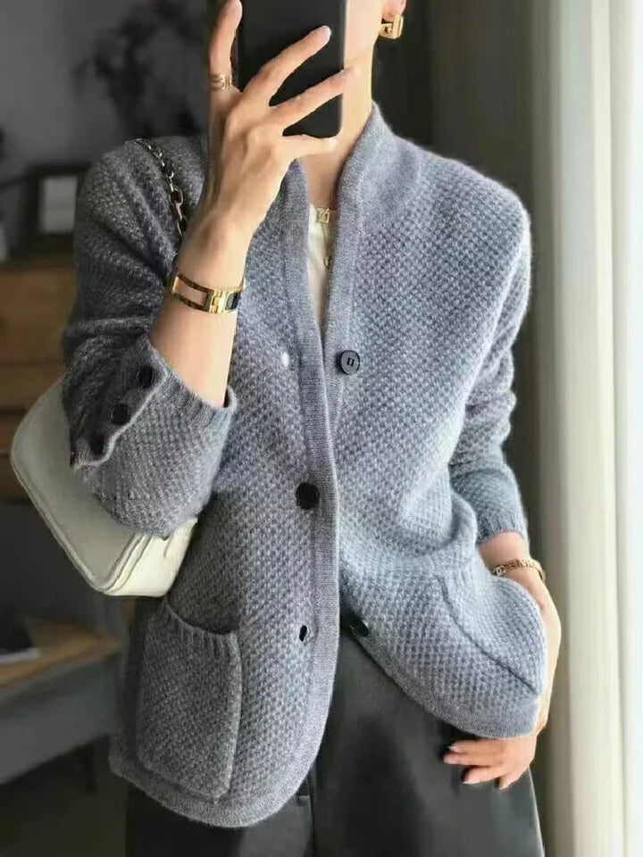 Comfortabel warm dames kasjmier vest met knopen en opstaande kraag, ideaal voor de winter.