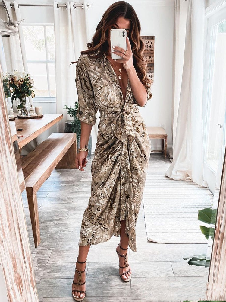 Dames comfortabele khaki bohemian zomerjurk. Lange losvallende jurk voor een trendy casual look. Perfect voor lentemode.