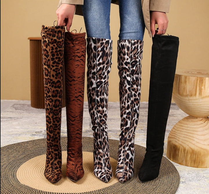 Dames knielaarzen met chique dierenprint, trendy en comfortabel voor een stijlvolle winterlook.