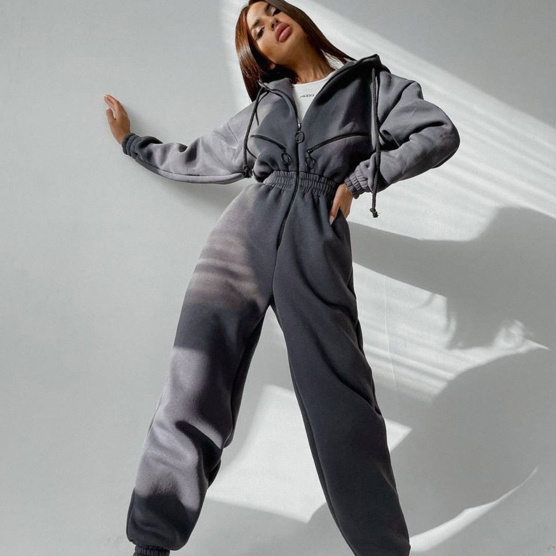 Stijlvol dames huispak: zachte hoody en broek voor ultiem comfort en een nette look.