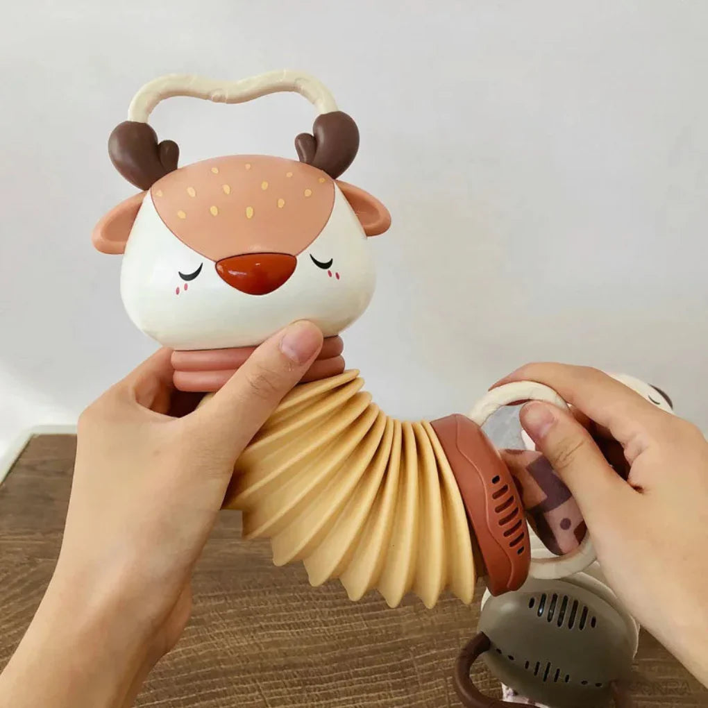 Lachende baby speelt met interactieve 2-in-1 accordeon rammelaar, bevordert grijpreflex en hand-oog coördinatie.