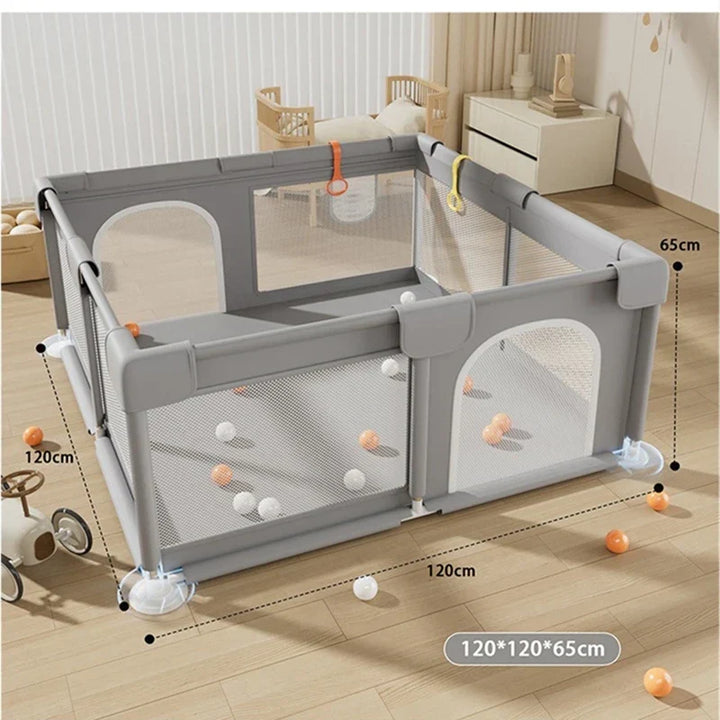 Blije baby speelt veilig in ruime kinderbox. Stimuleert ontwikkeling en speelplezier. Perfecte babyspeelgoed.