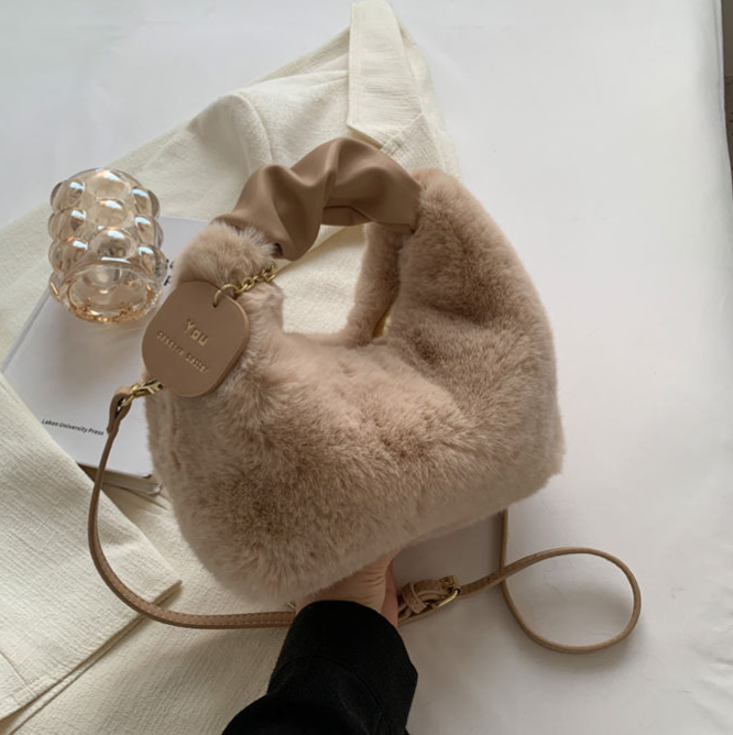 Zachte, pluizige handtas voor dames, trendy accessoire voor elke dag.