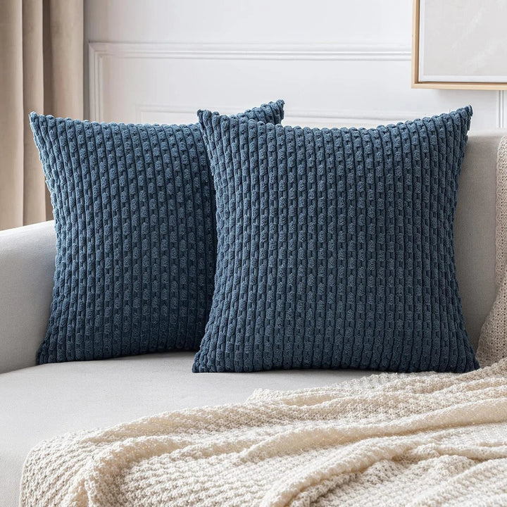 Slaapkamer decoratie: zachte corduroy kussenhoes, stijlvol en comfortabel textiel.