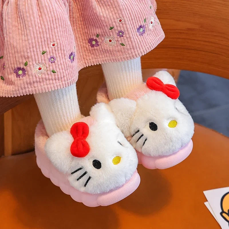 Een paar gele Pickaguu cartoon pantoffels, warme en speelse huisschoenen voor zowel jongens als meisjes.