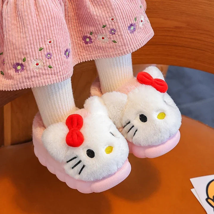 Een paar gele Pickaguu cartoon pantoffels, warme en speelse huisschoenen voor zowel jongens als meisjes.
