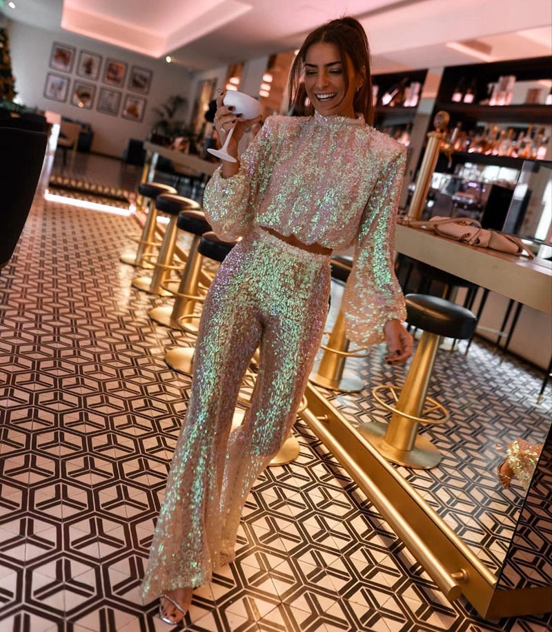 Stijlvolle dames partyset van glinsterende pailletten. Perfecte avondkleding en feestoutfit met crop top.