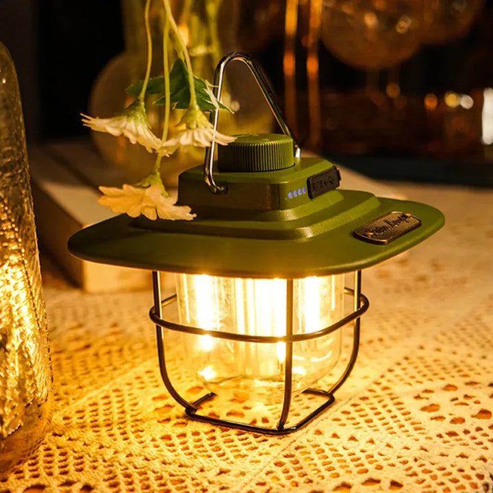 Oplaadbare retro LED lantaarn voor kamperen, festivals of je tuin. Duurzaam en sfeervol vintage licht.
