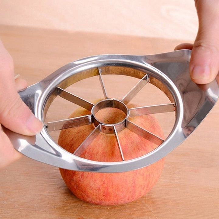 Appelsnijder van roestvrijstaal snijdt appel in gelijke partjes en verwijdert klokhuis. Perfect voor snelle, gezonde snacks.