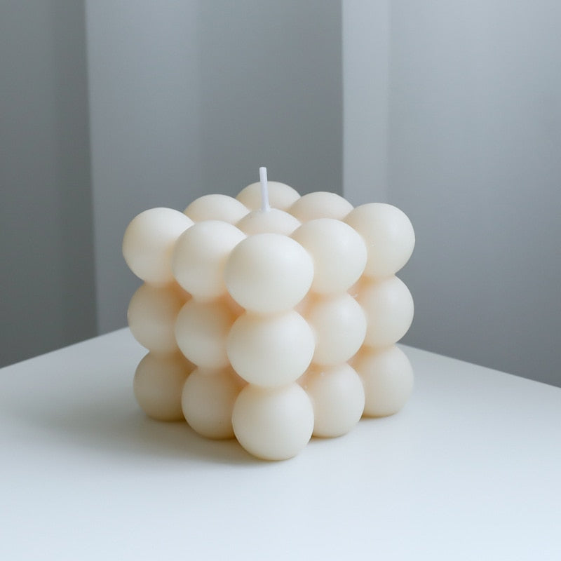Abstracte bubbelkaars, zachte textuur van sojawas, een modern statement piece als woonaccessoire.
