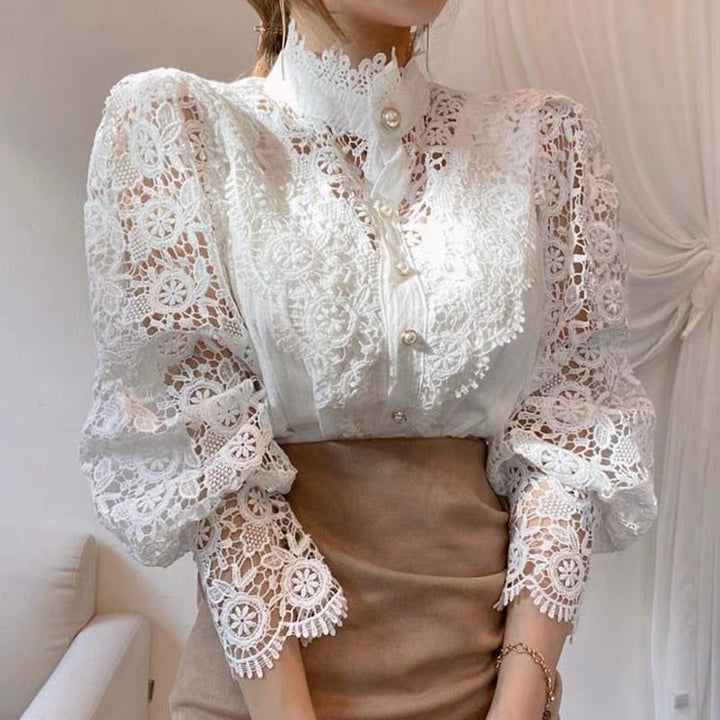 Damesmode: klassieke blouse met pofmouwen en kant, gecombineerd met een rok voor een complete elegante look.
