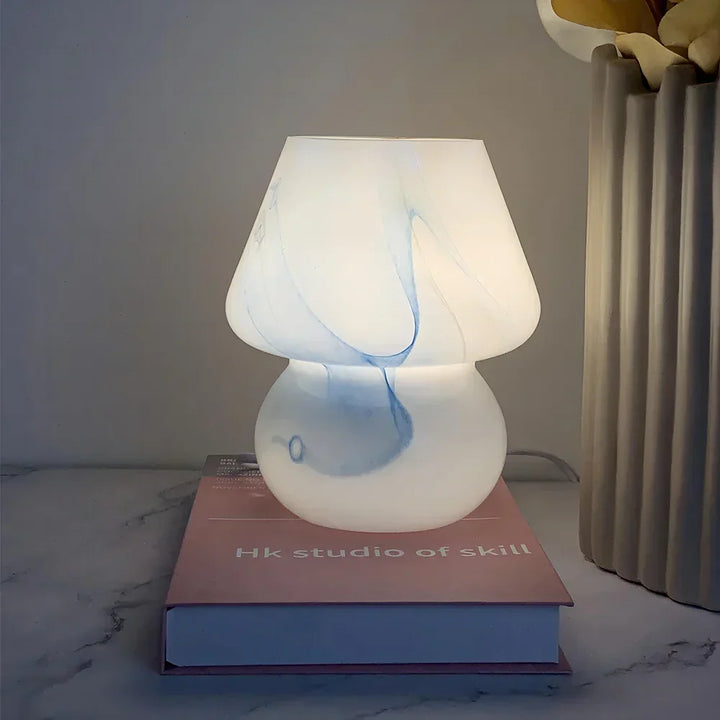 Zacht licht van de LumiMush glazen paddenstoellamp creëert een warme, uitnodigende sfeer in elke ruimte.