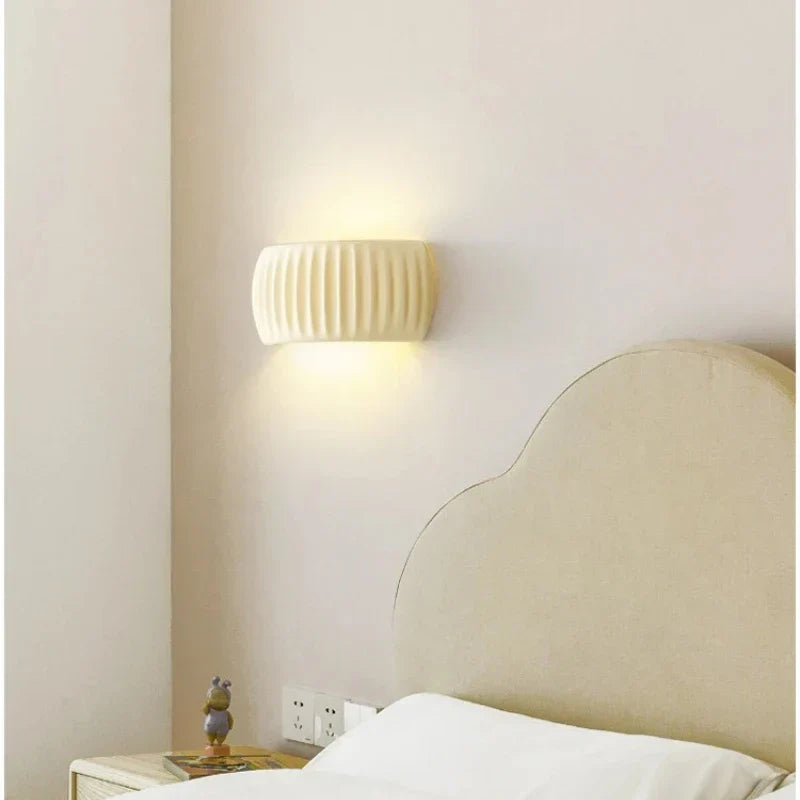 Decoratieve LED verlichting: moderne wandlamp met minimalistisch design.
