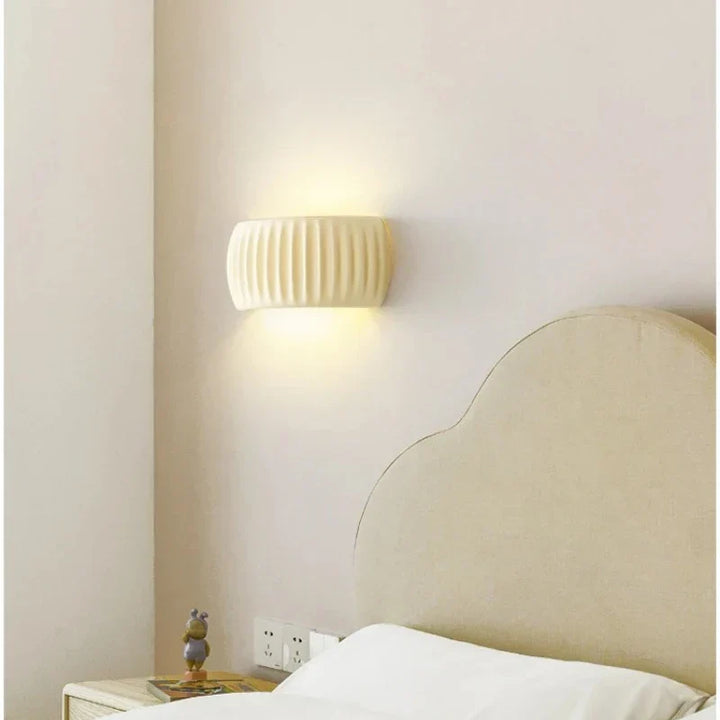 Decoratieve LED verlichting: moderne wandlamp met minimalistisch design.