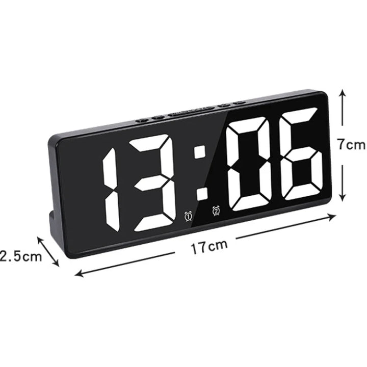 Compacte moderne wekker met groot LED display, temperatuur, kalender en energiebesparende modus.