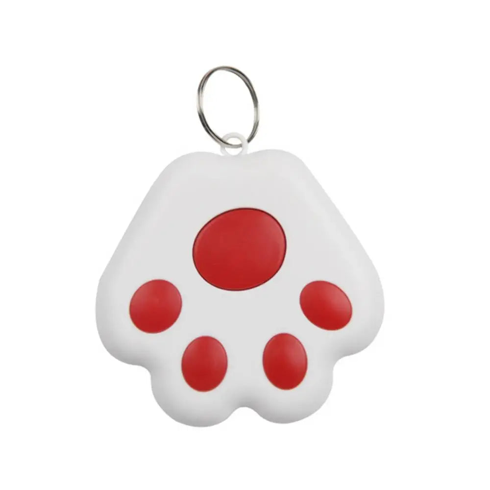 Een mini GPS tracker op een tafel, symboliseert de kleine omvang en krachtige locatiebepaling voor huisdieren.