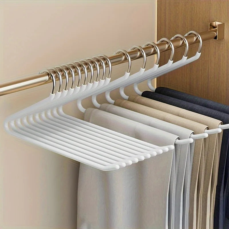Detail van een open broekhanger met anti-slip coating, ideaal voor netjes opbergen van jeans in de garderobe.