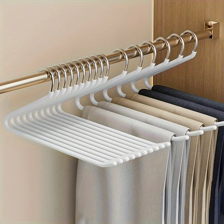 Detail van een open broekhanger met anti-slip coating, ideaal voor netjes opbergen van jeans in de garderobe.