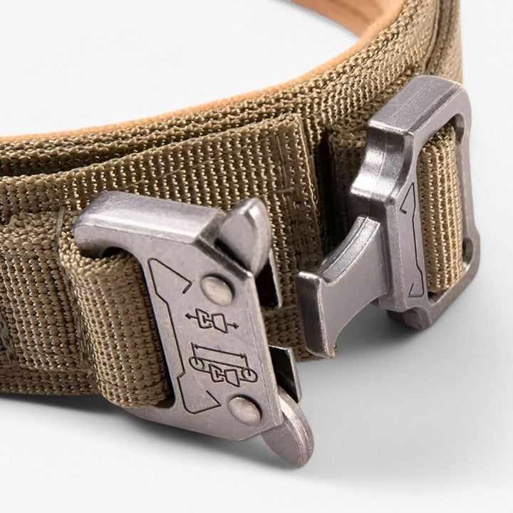 Praktische tactische halsband voor dagelijks gebruik, robuust nylon, ideaal voor wandelen en buitenactiviteiten.