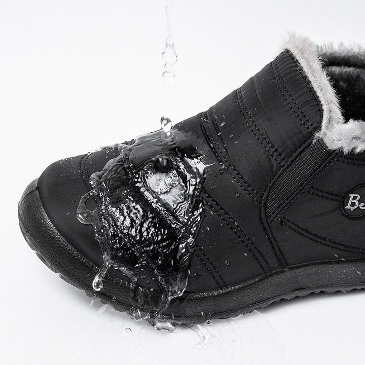 Close-up van stevige veters op waterdichte unisex winterlaarzen, voor een veilige en aanpasbare pasvorm.