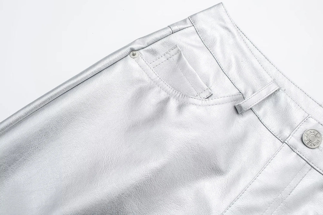 Textuur close-up van glanzende metallic stof van deze trendy damesbroek met hoge taille.