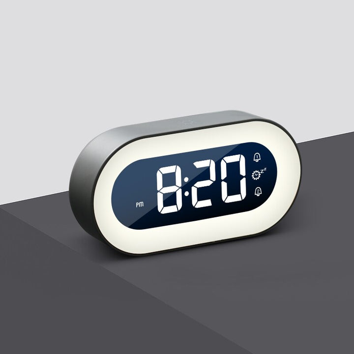 Compacte digitale wekker met nachtlampje, LED display en moderne uitstraling, geschikt voor elke slaapkamer.