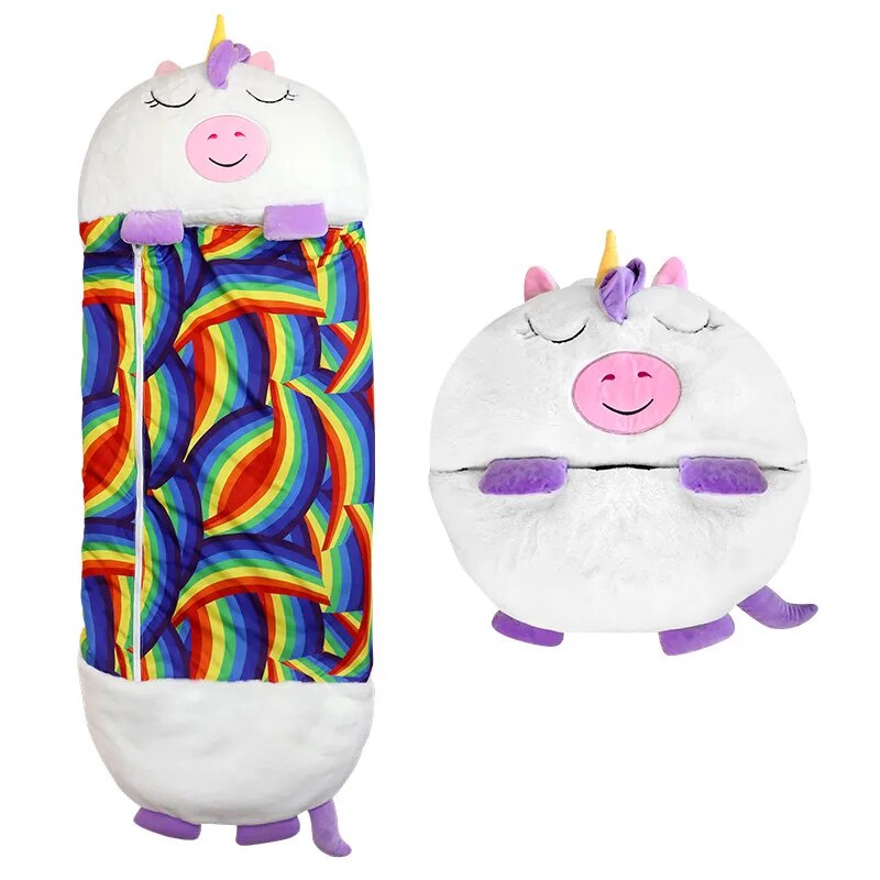Deze kinderslaapzak met dierenthema is een zachte dierenvriend voor in bed of op de bank.