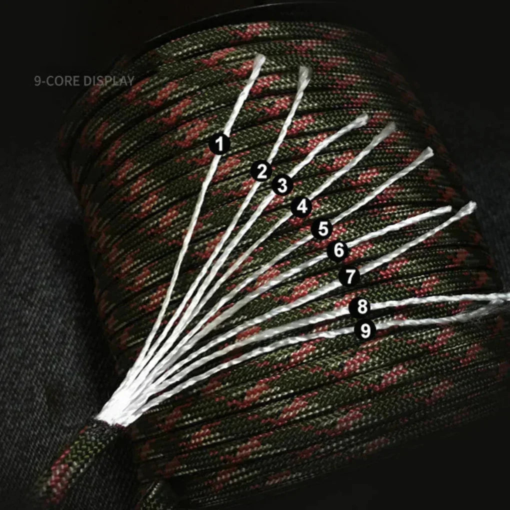 Compact opgerold 9-kern survival paracord touw van 100m, perfect voor elke outdoor tas.