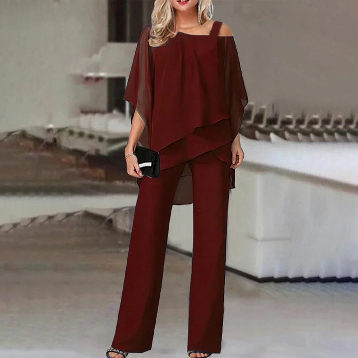 Modieuze witte cold-shoulder jumpsuit voor dames. Comfortabele en elegante kleding voor een trendy verschijning.