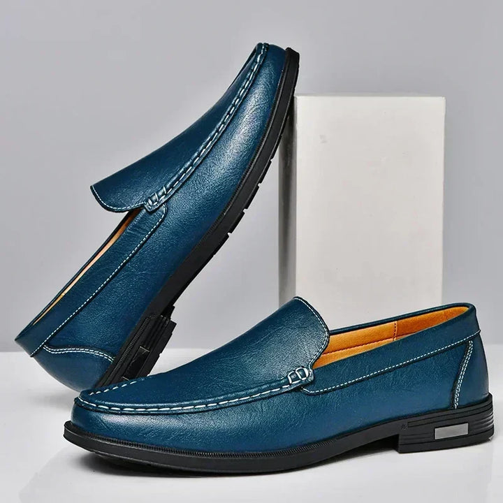 Elegante heren loafers met subtiele stikdetails. Een tijdloze keuze voor elke gelegenheid.