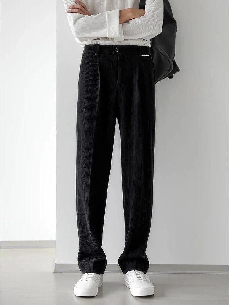 Comfortabele loose fit herenbroek, verkrijgbaar in zwart en crème, voor een stijlvolle en moderne look.