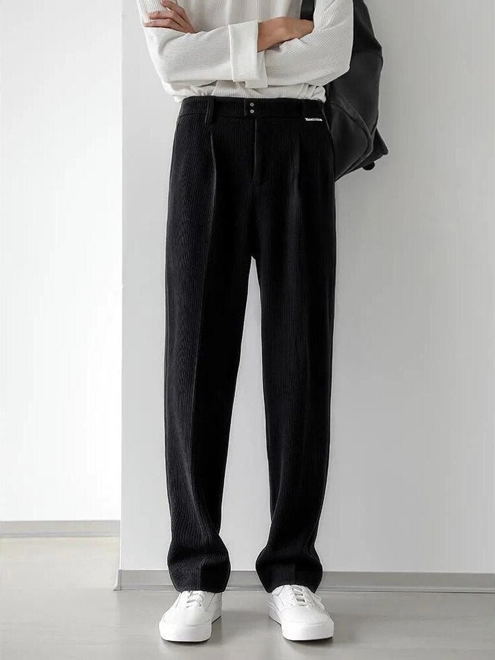 Comfortabele loose fit herenbroek, verkrijgbaar in zwart en crème, voor een stijlvolle en moderne look.