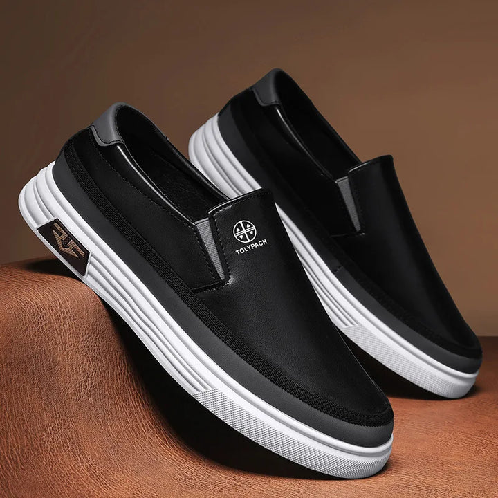Veelzijdige zwarte heren instappers, bieden orthopedisch comfort en een stijlvolle minimalistische look voor dagelijks gebruik.