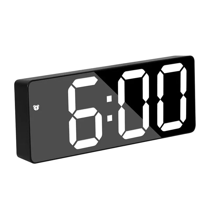 Compacte digitale spiegelwekker, perfecte alarmklok en led klok voor kleine ruimtes. Praktische woondecoratie.