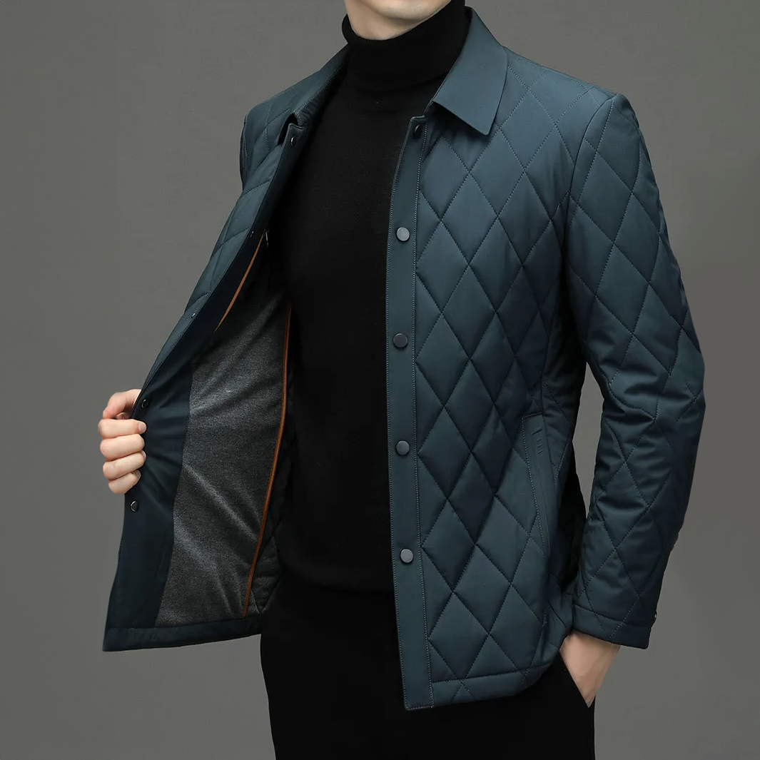Model draagt een elegante donkerblauwe heren monogram jas, perfecte pasvorm en waterdicht voor alle weersomstandigheden.
