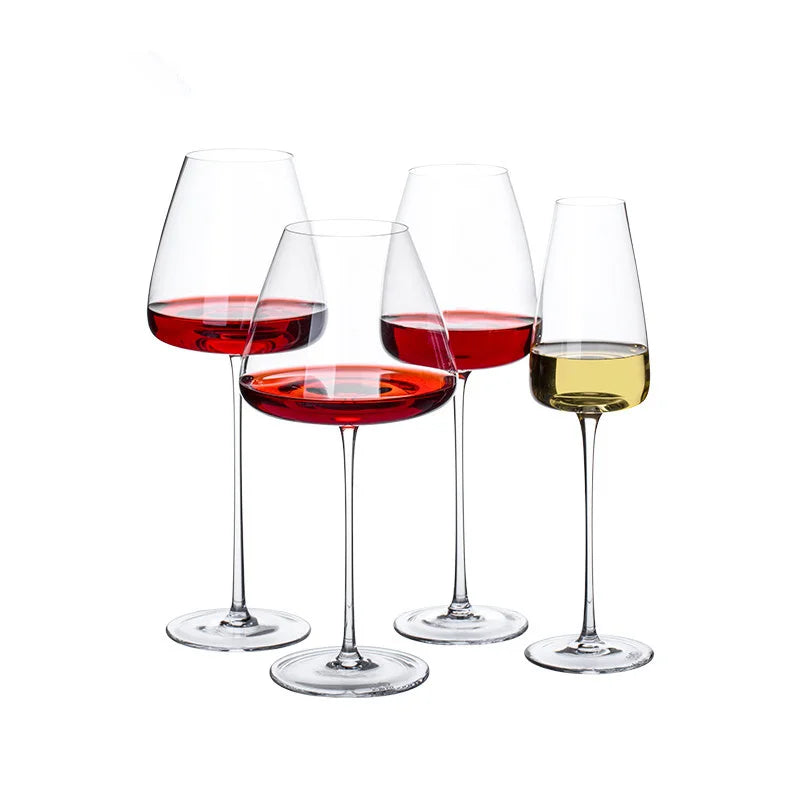 Diverse Cristallo wijnglazen (rode, witte, champagne) samen op een display, luxe glaswerk.