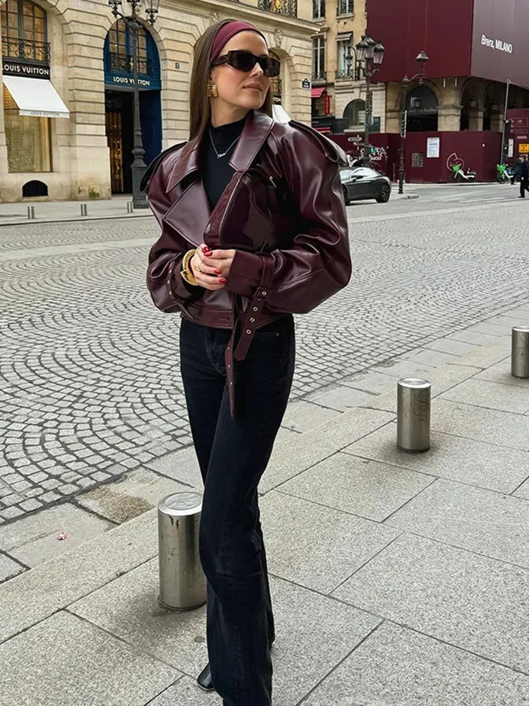 Elegant bordeauxrood kort damesjasje met reverskraag, veelzijdig voor casual én chique outfits.