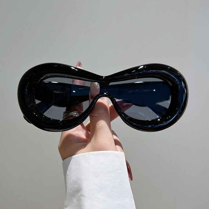 Zonnebril met futuristisch design; een must-have voor modebewuste dames/heren.